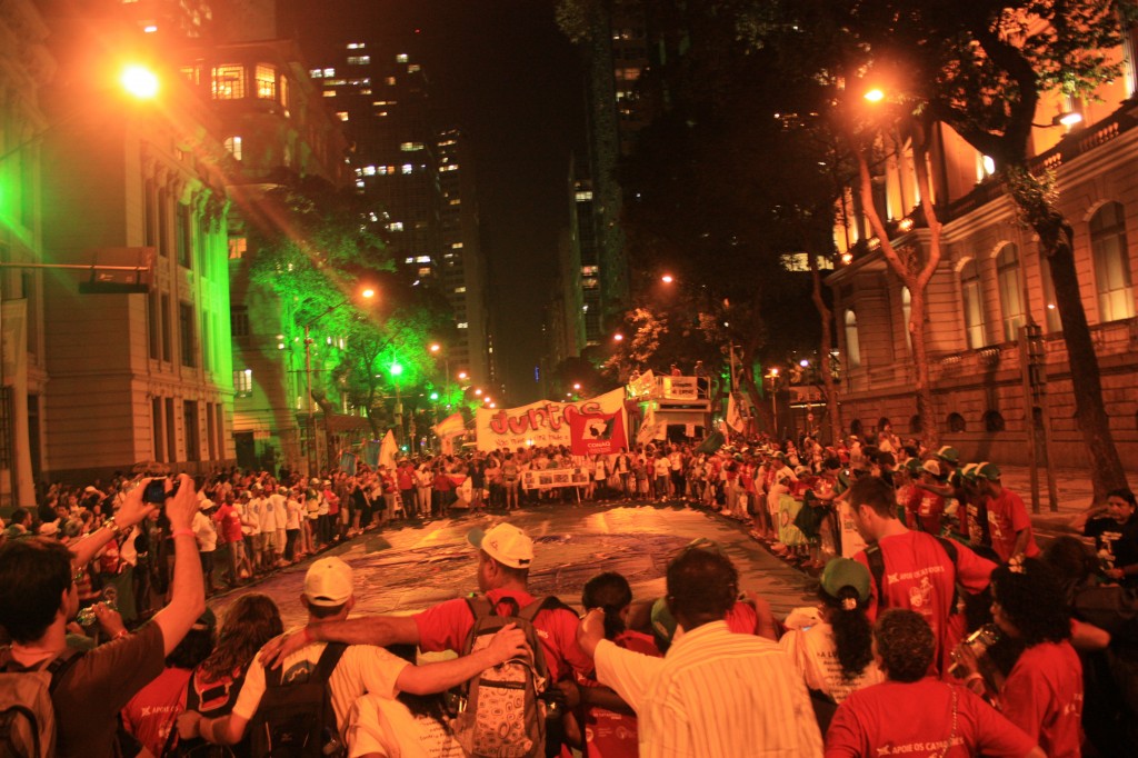 abraço dos catadores na Marcha dos Povos/waste pickers hug at the People's march