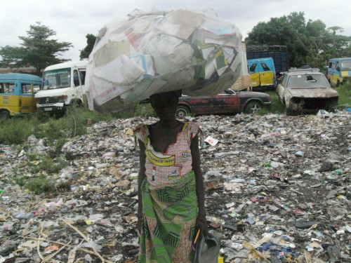 Woman waste picker in DRC. Photo credit: NGO LDFC.