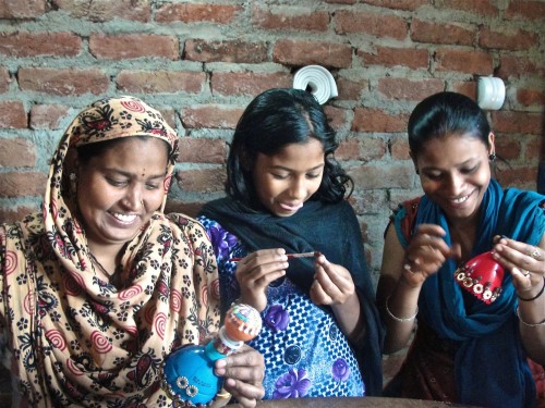 Members of Kabad se Jugad making art from recyclable materials. Photo credit: Rolando Politi.
