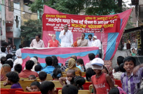 Local MLA Mr. Veer Singh Dhinghan spoke to the community in New Seemapuri. Photo credit: AIKMM.