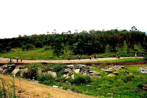 Waste pickers walking towards home at the end of a workday at Marionhill landfill. Photo: Deia de Brito.