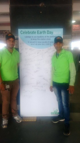 Safai Sena wastepickers getting pledges signed