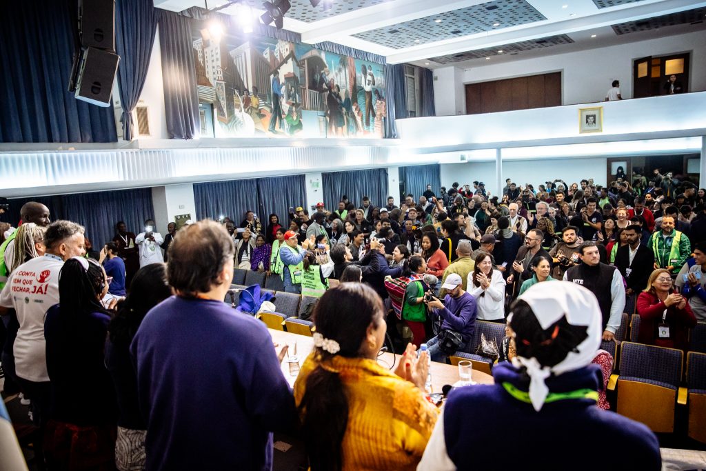 Presentación de la AIR en en el salón Felipe Vallese de la CGT.