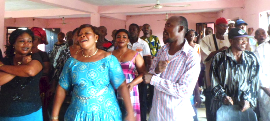 Waste pickers sing solidarity songs at the Aba workshp. (Photo: FIWON)